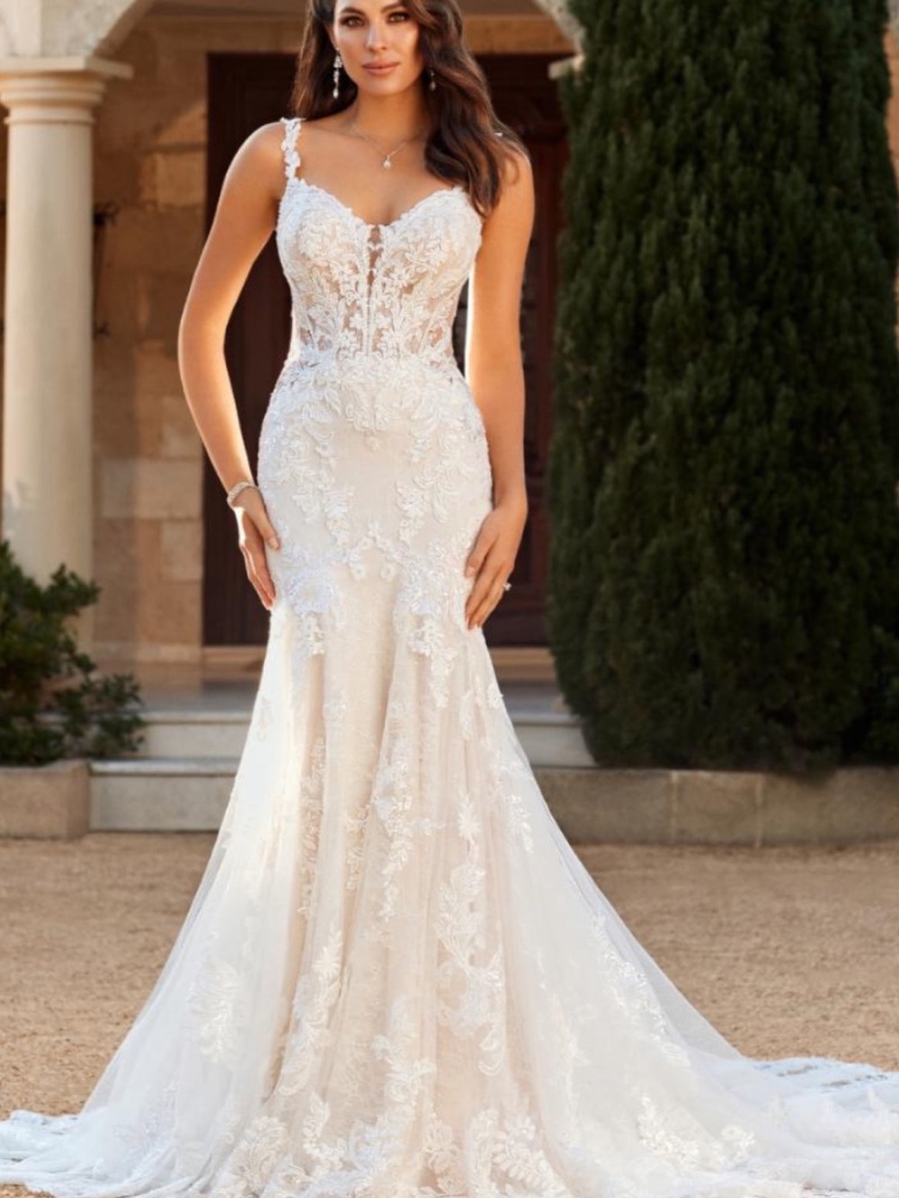 Elegant White Lace Bridal Gown with Long Train - Picture 2 of 7